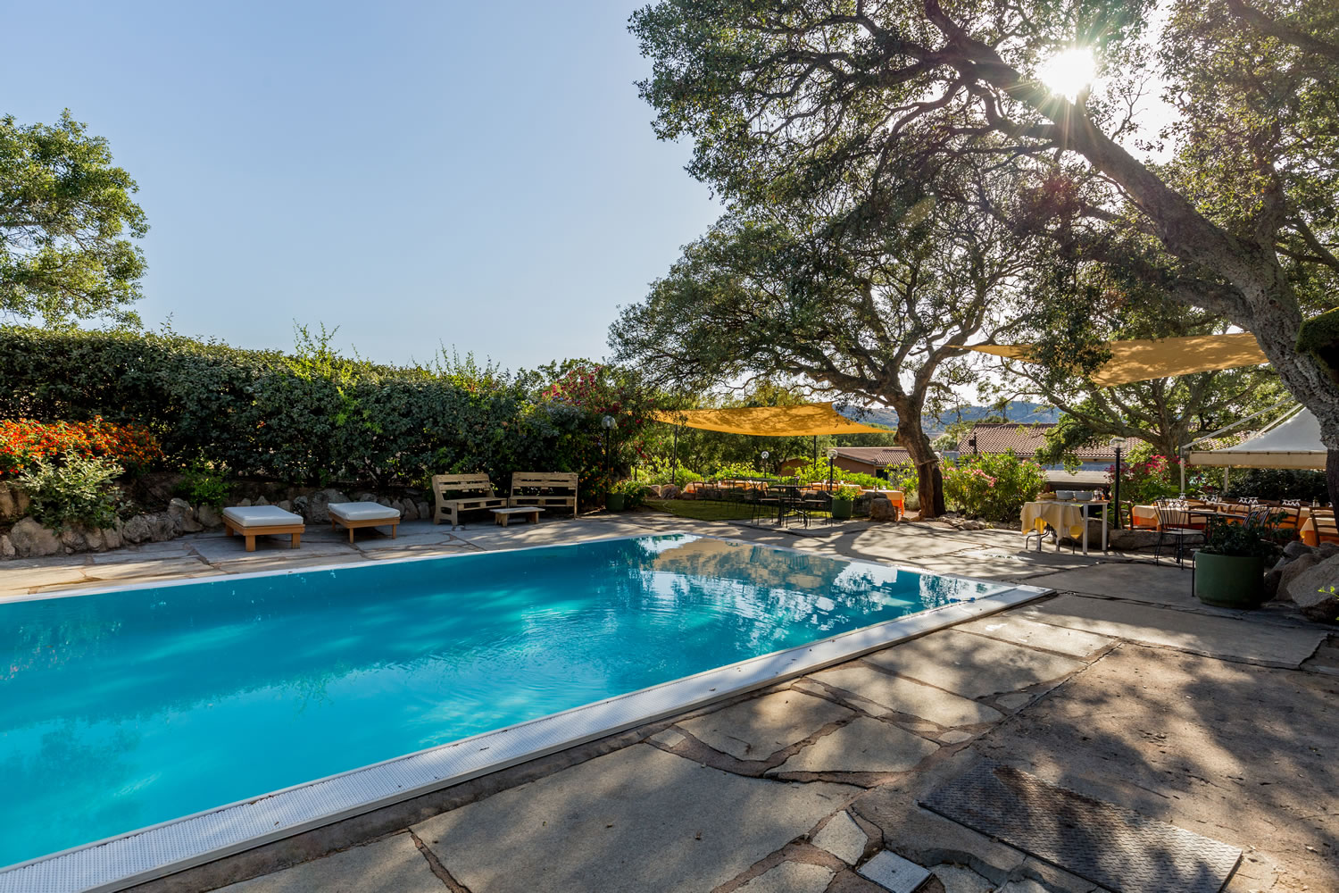 Buitenzwembad met ligbedden — Borgo di Campagna