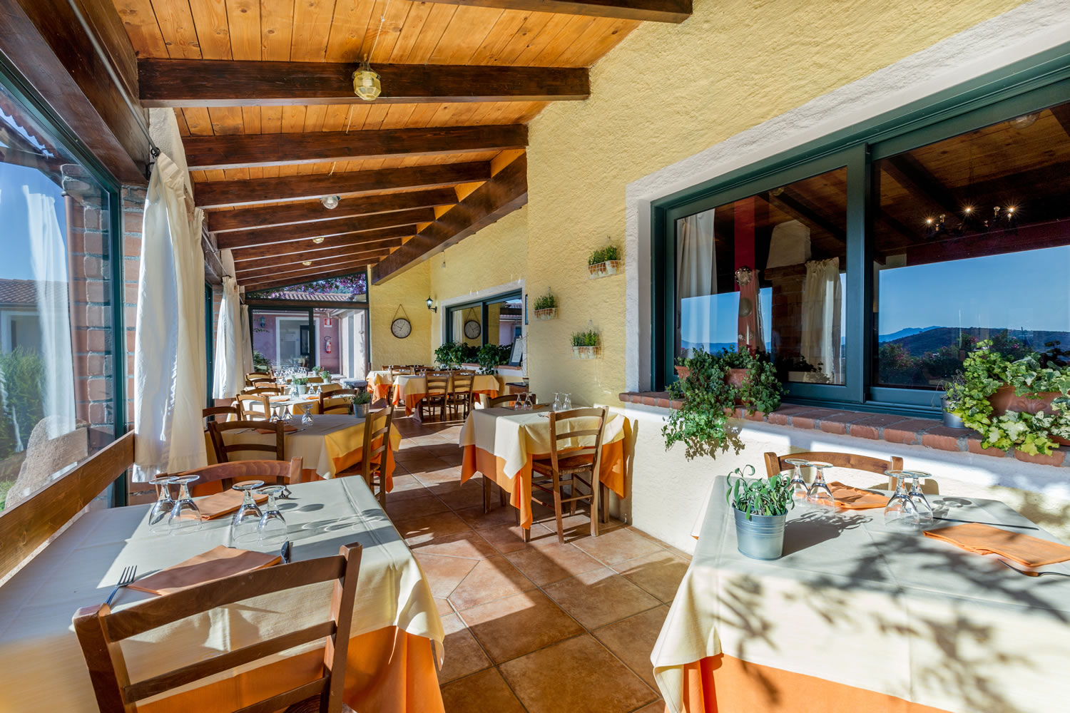 Restaurant met gedekte tafels — Borgo di Campagna