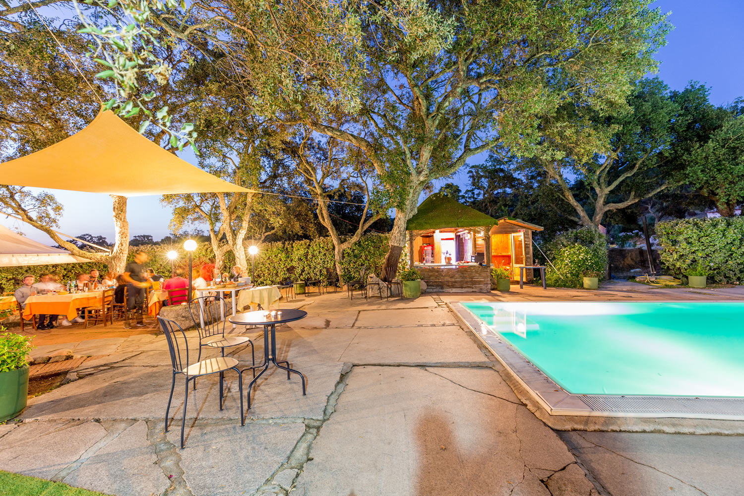 Buitenzwembad met ligbedden — Borgo di Campagna