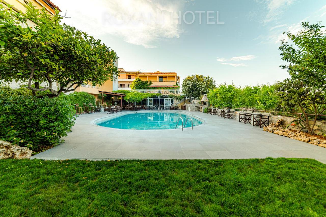 een zwembad midden in een tuin bij Roxani Hotel in Amoudara Herakliou