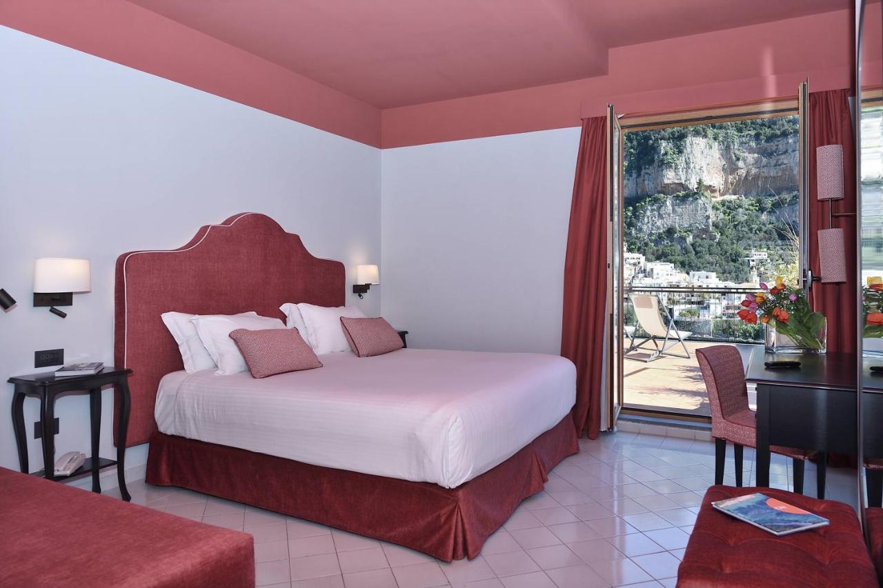 een hotelkamer met een bed en een balkon bij Hotel Royal Positano in Positano