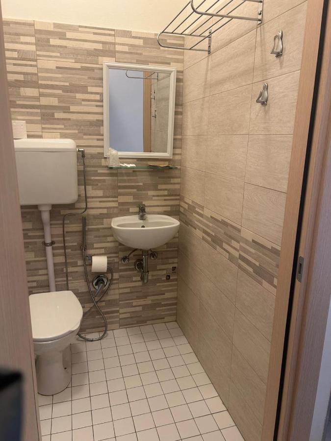 een badkamer met een toilet en een wastafel bij Hotel Aron Rimini in Rimini