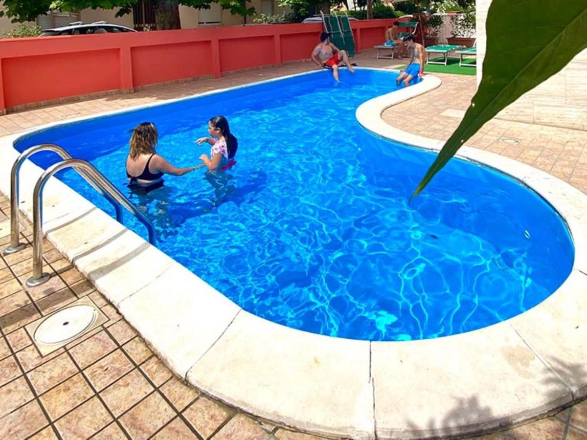 Twee vrouwen spelen in een zwembad. bij Hotel Aron Rimini in Rimini