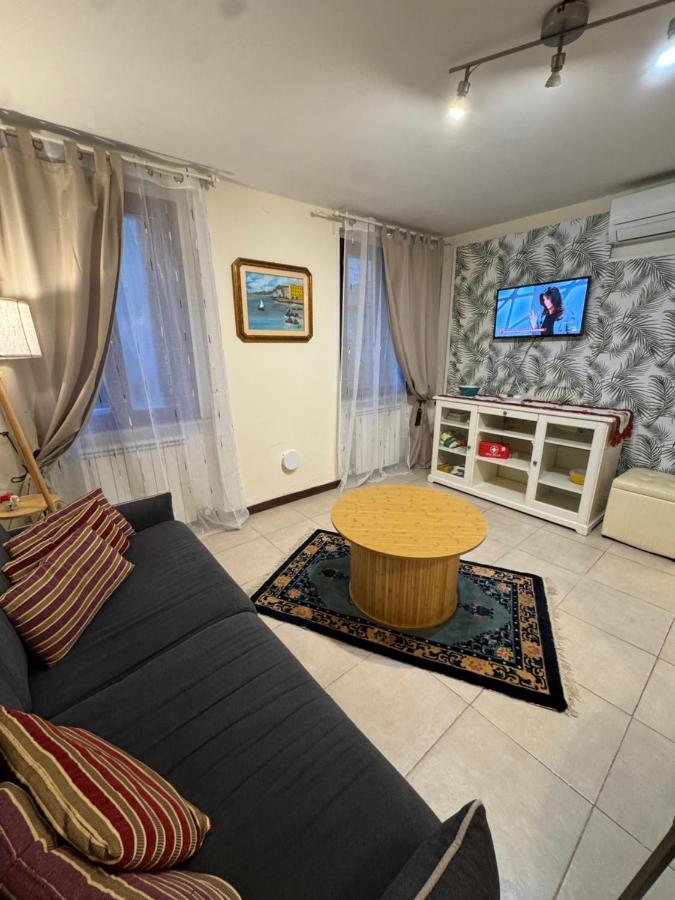 een woonkamer met een bank en een tafel bij Campiello San Agostin Venice in Venetië