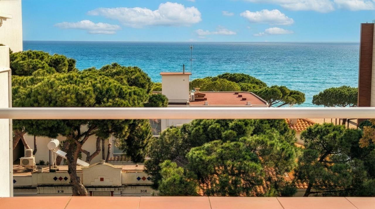 een uitzicht op de oceaan vanaf het balkon van een gebouw bij Hotel Medium Claramar in Platja  d'Aro