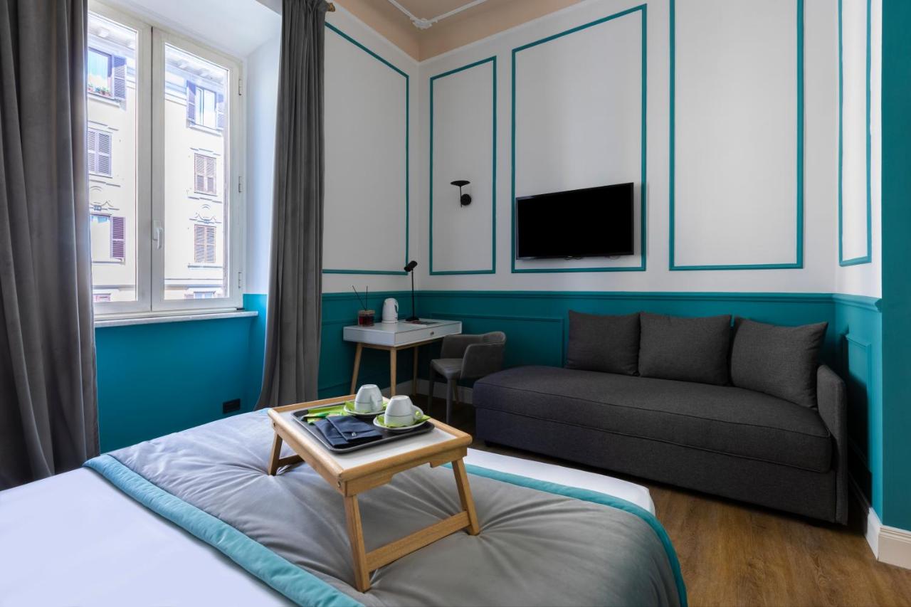 een woonkamer met een bed en een bank bij Hotel Coppede' in Rome