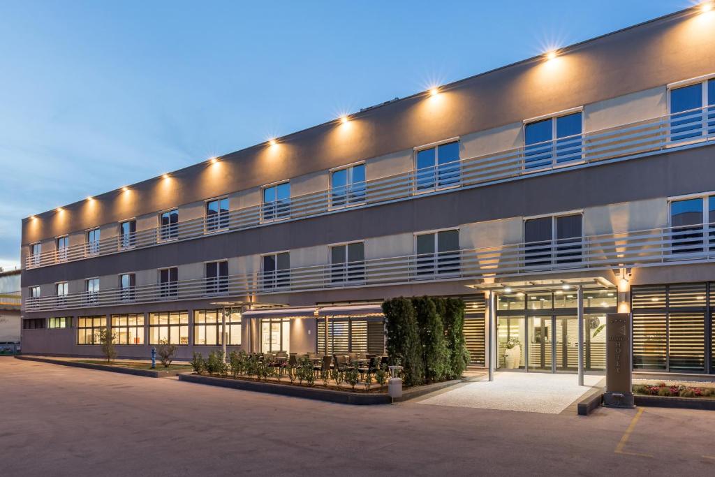 Hotel verlicht in de avond — Hotel Mondo