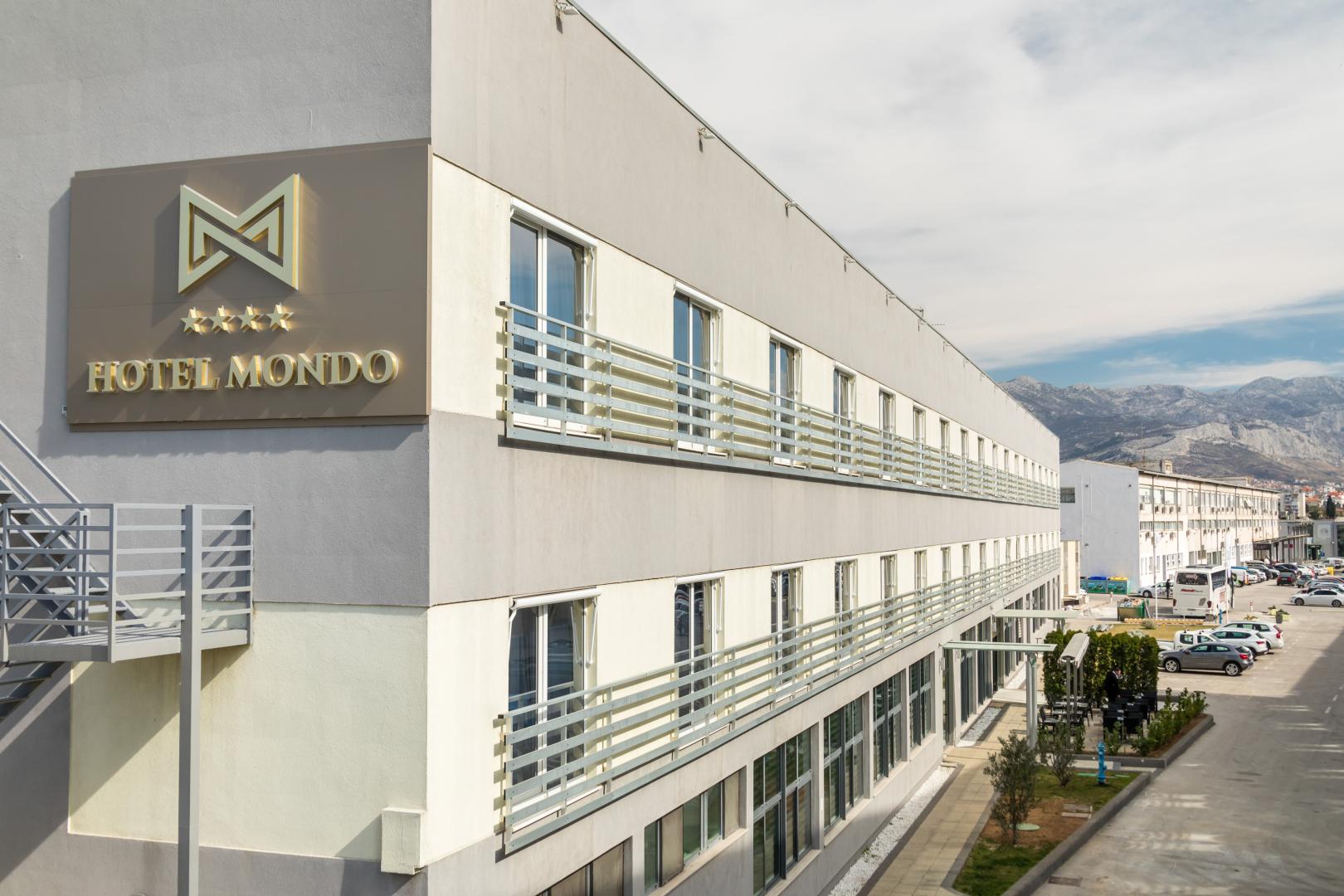 Modern hotelaanzicht — Hotel Mondo