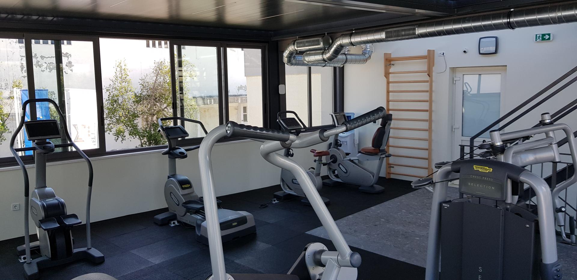 Fitnessruimte met cardio-apparaten — Hotel Mondo