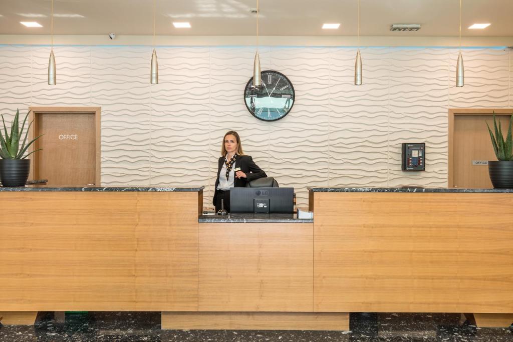 Lobby met receptie — Hotel Mondo