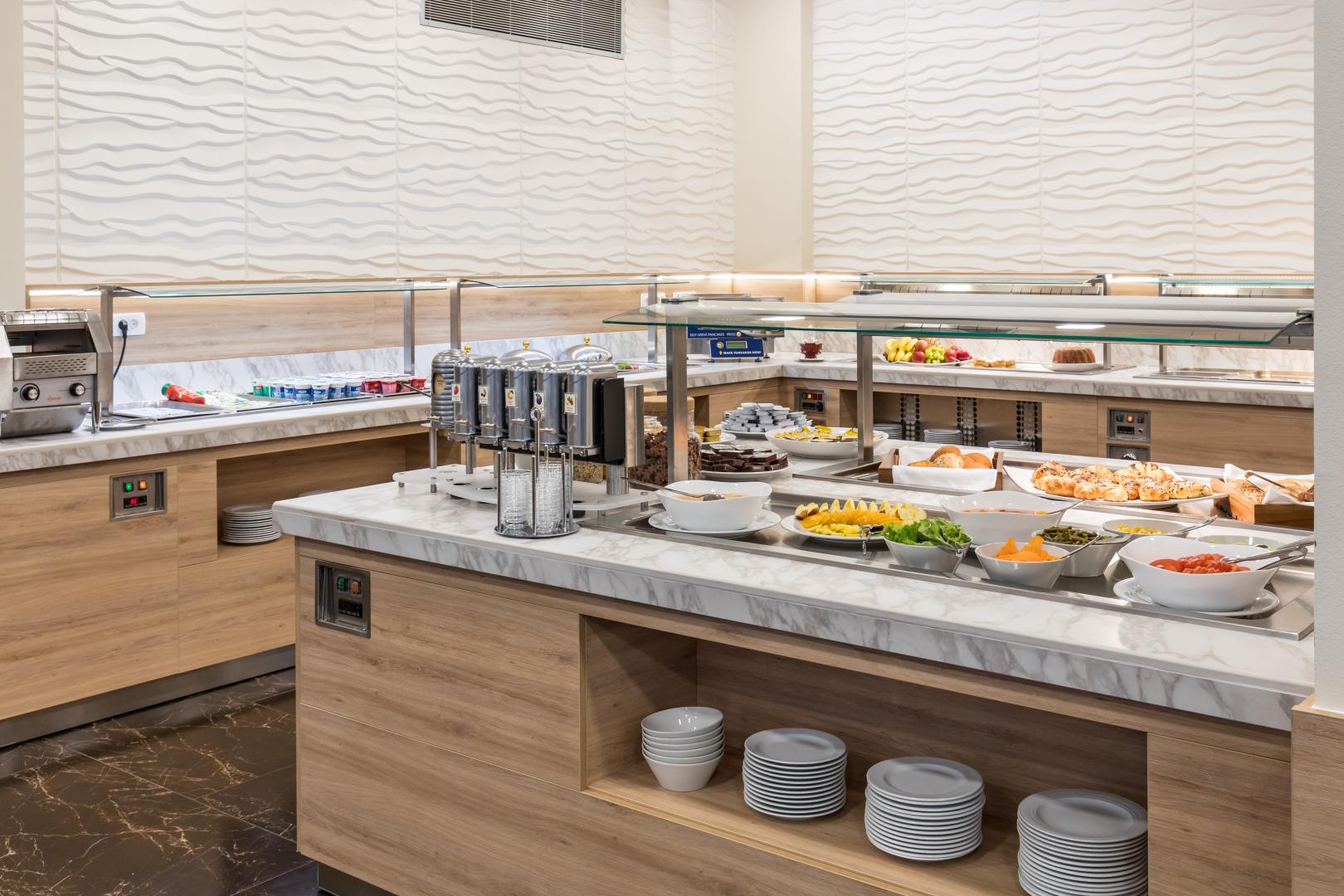 Buffet met diverse gerechten — Hotel Mondo