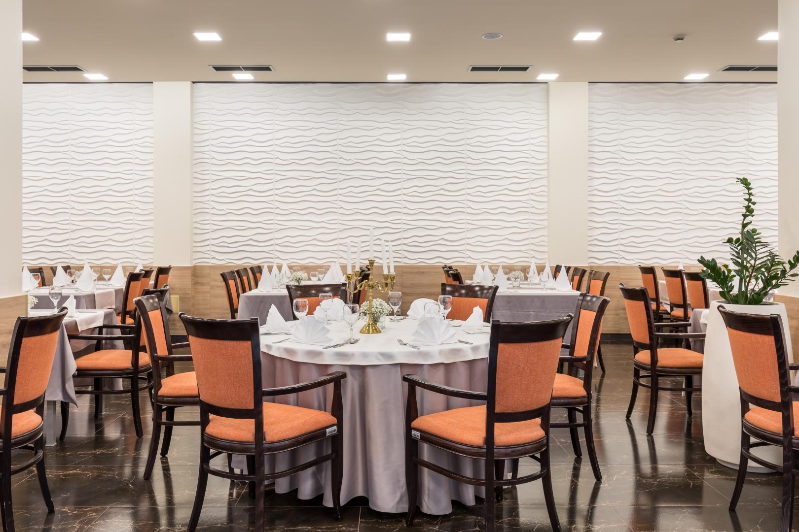 Restaurant met gedekte tafels — Hotel Mondo