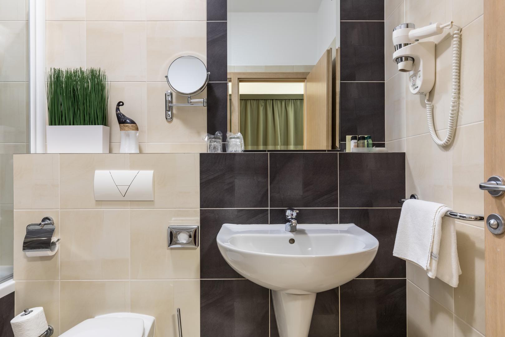 Badkamer met inloopdouche — Hotel Mondo