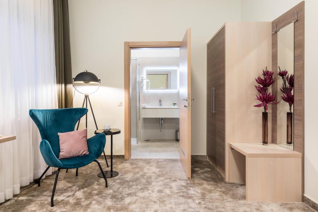 Badkamer met ligbad — Hotel Mondo