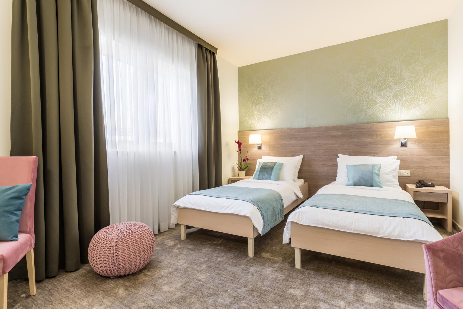 Kamer met twee aparte bedden — Hotel Mondo
