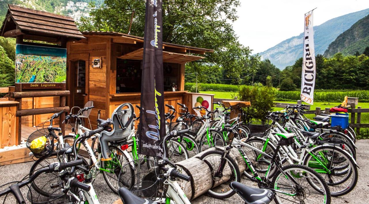 een aantal fietsen geparkeerd voor een gebouw bij Nature Bio Hotel Elite in Levico Terme