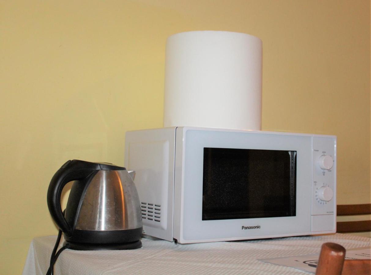 een magnetron die op een tafel staat met een waterkoker bij Hotel Eurorooms in Rome
