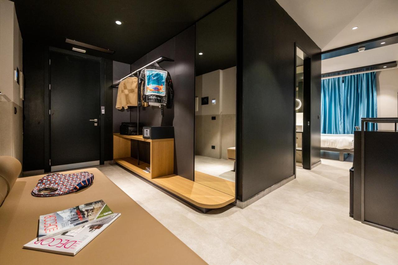 een kamer met een slaapkamer met zwarte muren bij Smart Hotel Central in Milaan