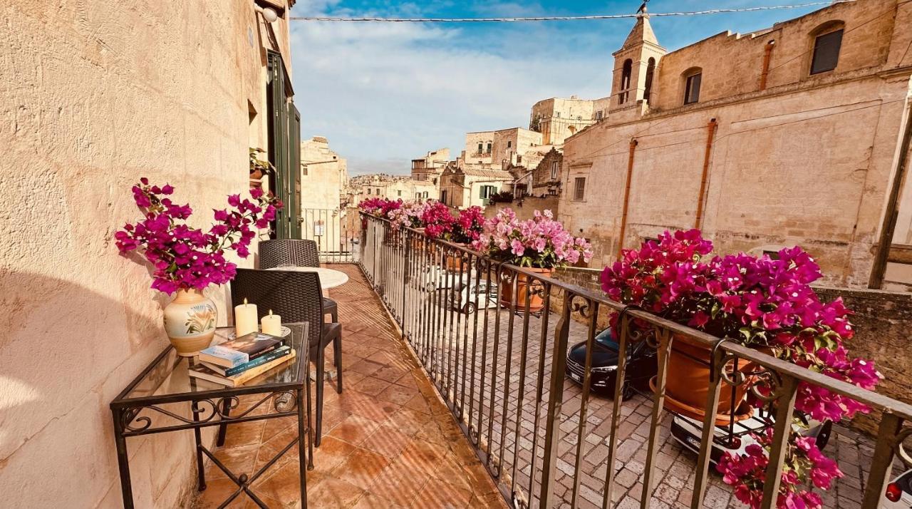 een balkon vol bloemen op een gebouw bij Hotel San Giorgio in Matera