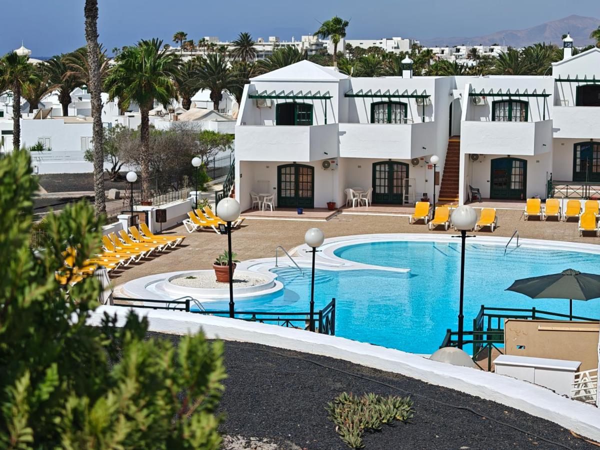 Een luchtfoto van een resort met een zwembad. bij Apartamentos San Marcial in Tías