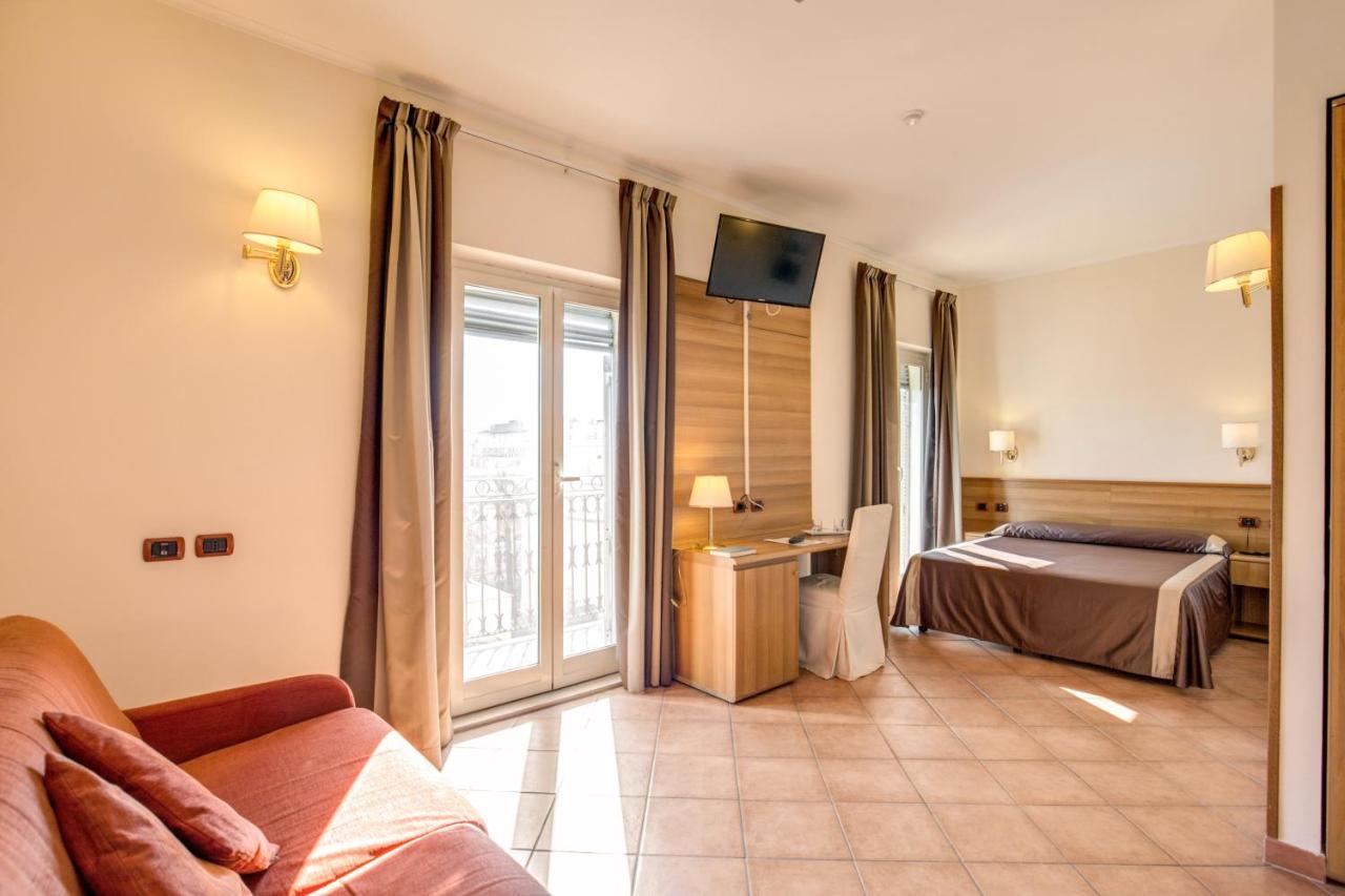 een hotelkamer met een bed en een balkon bij Hotel San Marco in Rome