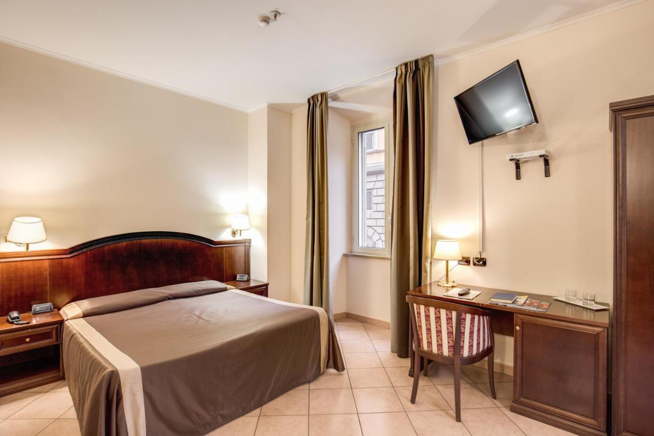 een hotelkamer met een bed, een bureau en een televisie bij Hotel San Marco in Rome