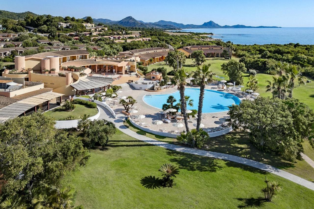 Een luchtfoto van een resort met een zwembad. bij Sant'Elmo Beach Hotel in Castiadas
