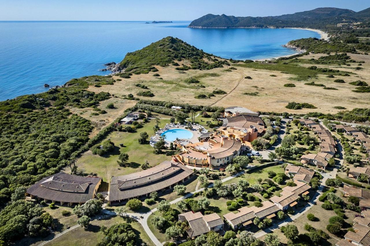 een luchtfoto van een herenhuis aan het water bij Sant'Elmo Beach Hotel in Castiadas