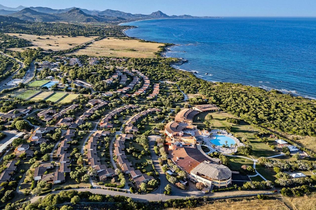 een luchtfoto van een resort aan de oceaan bij Sant'Elmo Beach Hotel in Castiadas