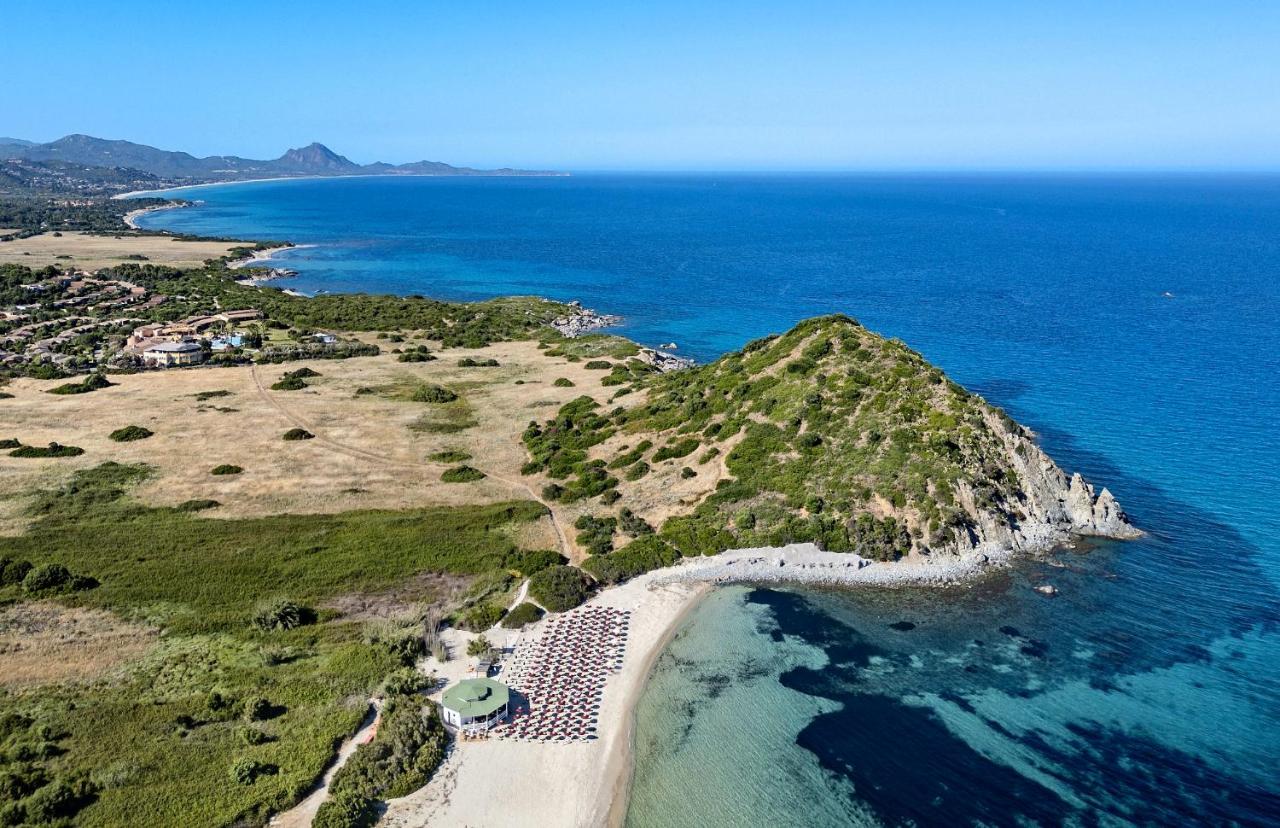 een luchtfoto van een klein eiland in de oceaan bij Sant'Elmo Beach Hotel in Castiadas