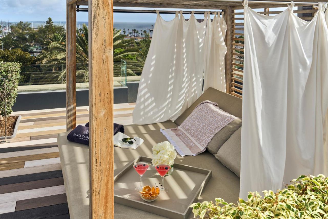een balkon met een tafel en twee glazen wijn bij Santa Catalina, a Royal Hideaway Hotel - Gran Lujo in Las Palmas de Gra
