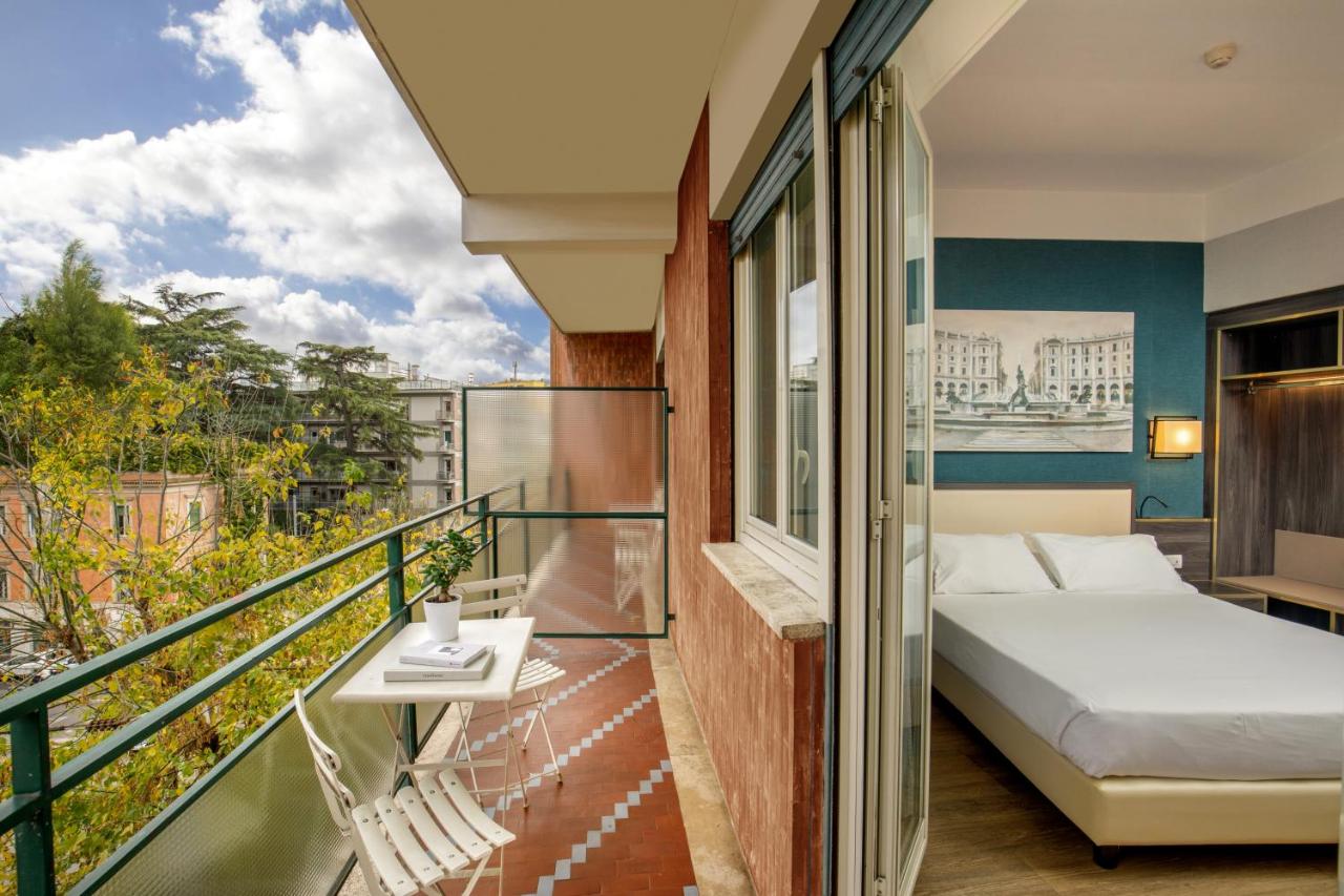 een slaapkamer met een bed en een balkon bij Hotel Santa Costanza by OMNIA hotels in Rome