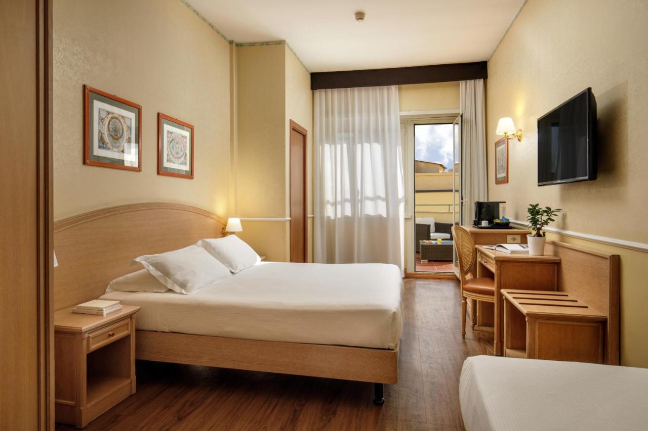 een hotelkamer met een bed en een televisie bij Hotel Santa Costanza by OMNIA hotels in Rome