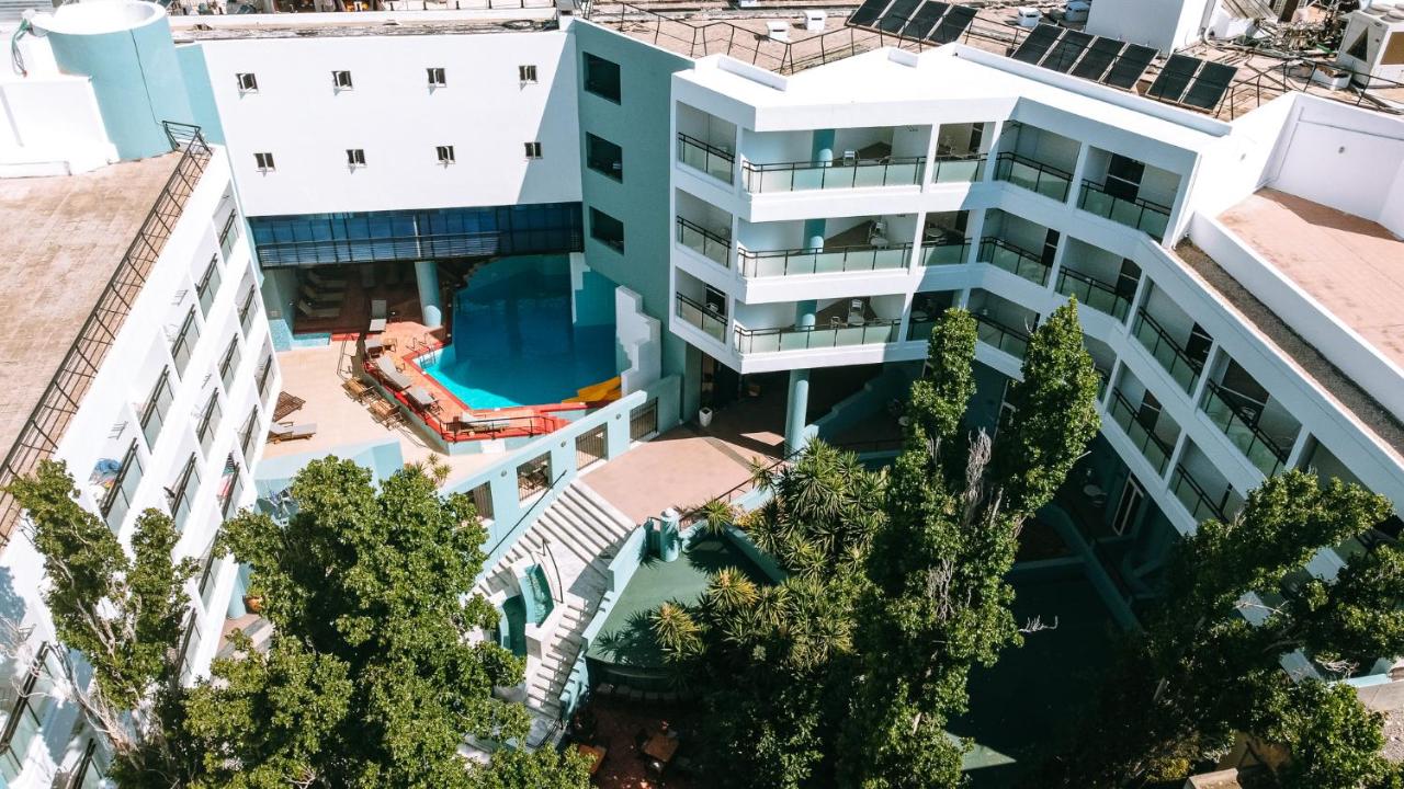 een bovenaanzicht van een gebouw met een zwembad bij Santa Marina Unique Hotel in Agios Nikolaos