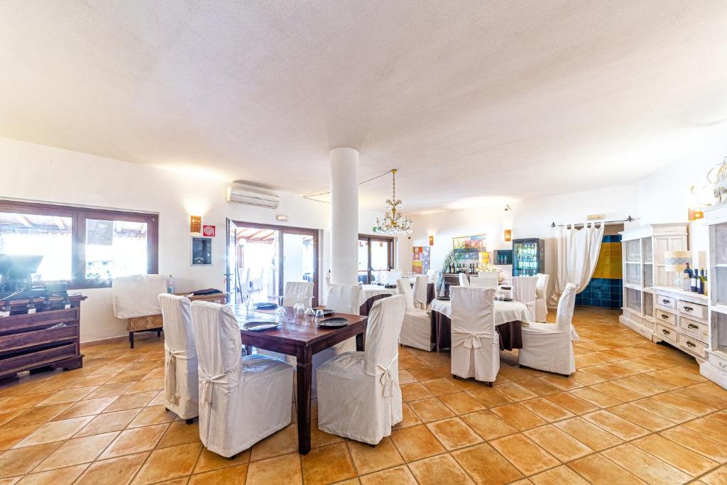Restaurant met gedekte tafels — Hotel il Faro di Molara