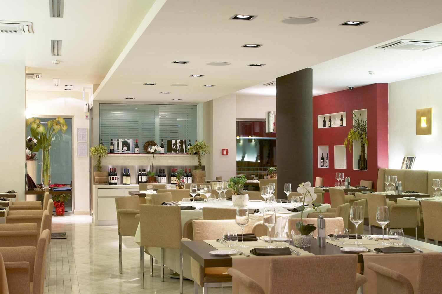 Restaurant met gedekte tafels — Jazz