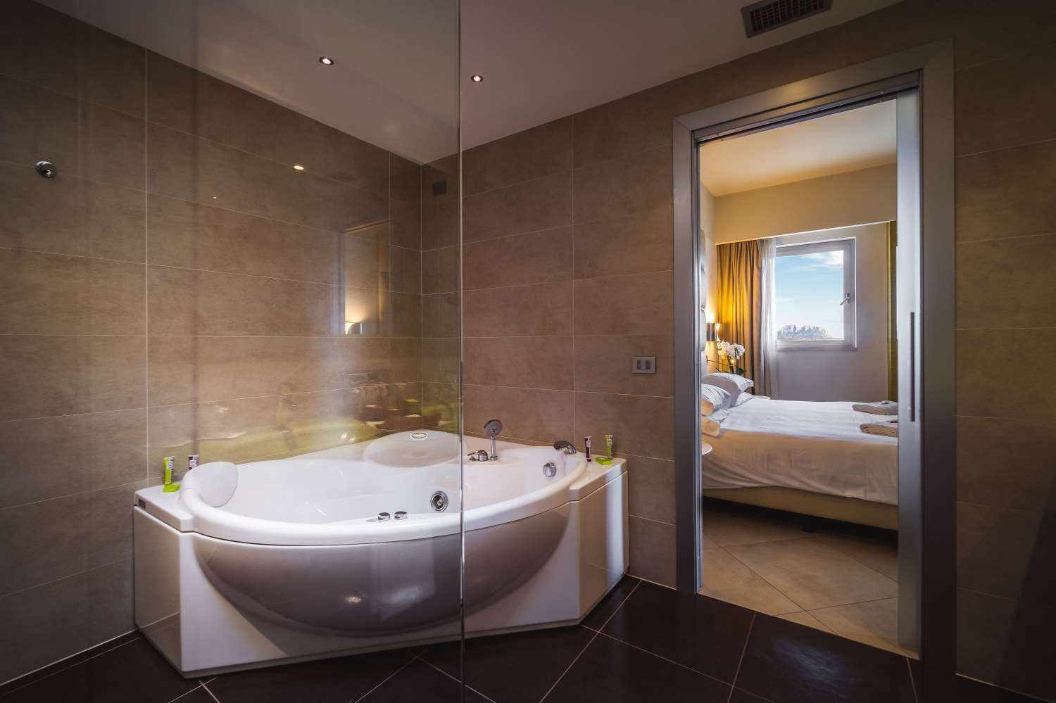 Badkamer met ligbad — Jazz