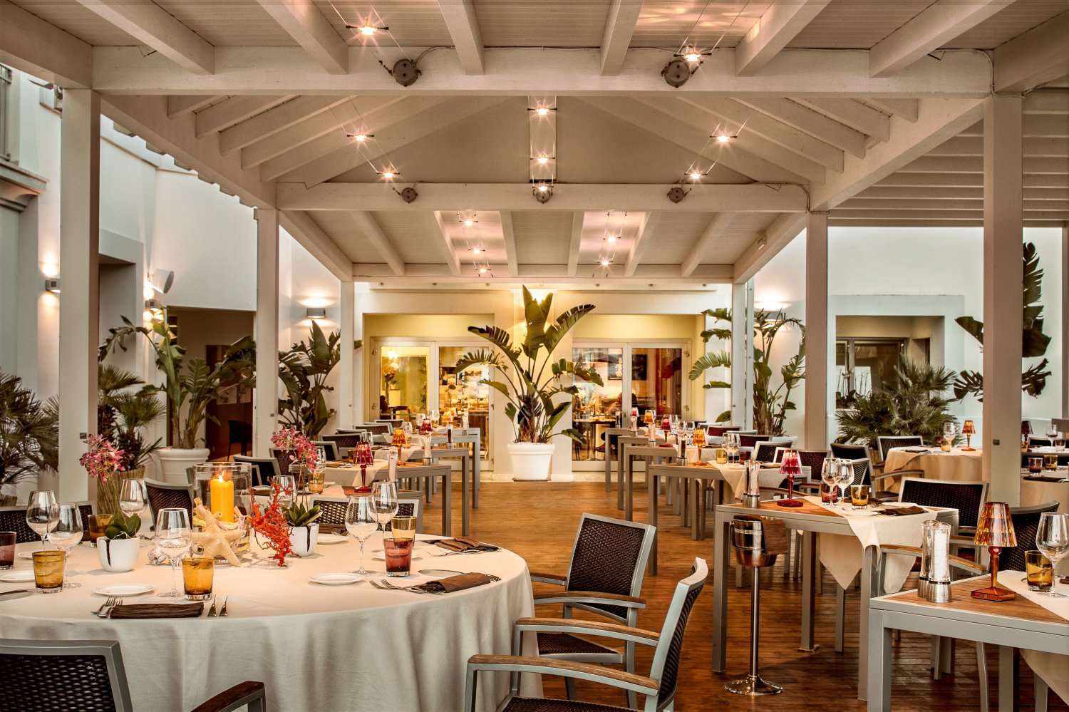 Restaurant met gedekte tafels — Jazz