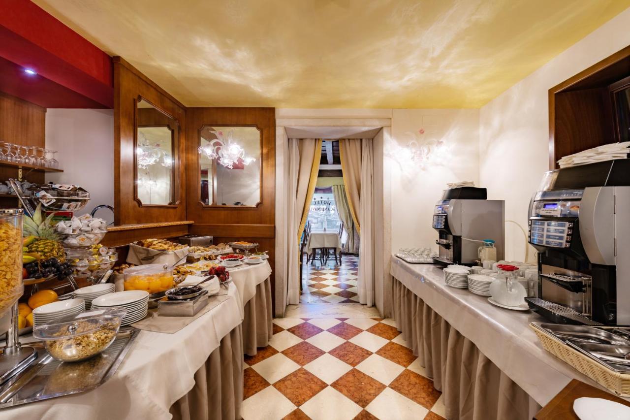 een keuken met lange tafels waarop eten staat bij Hotel Scandinavia - Relais in Venetië