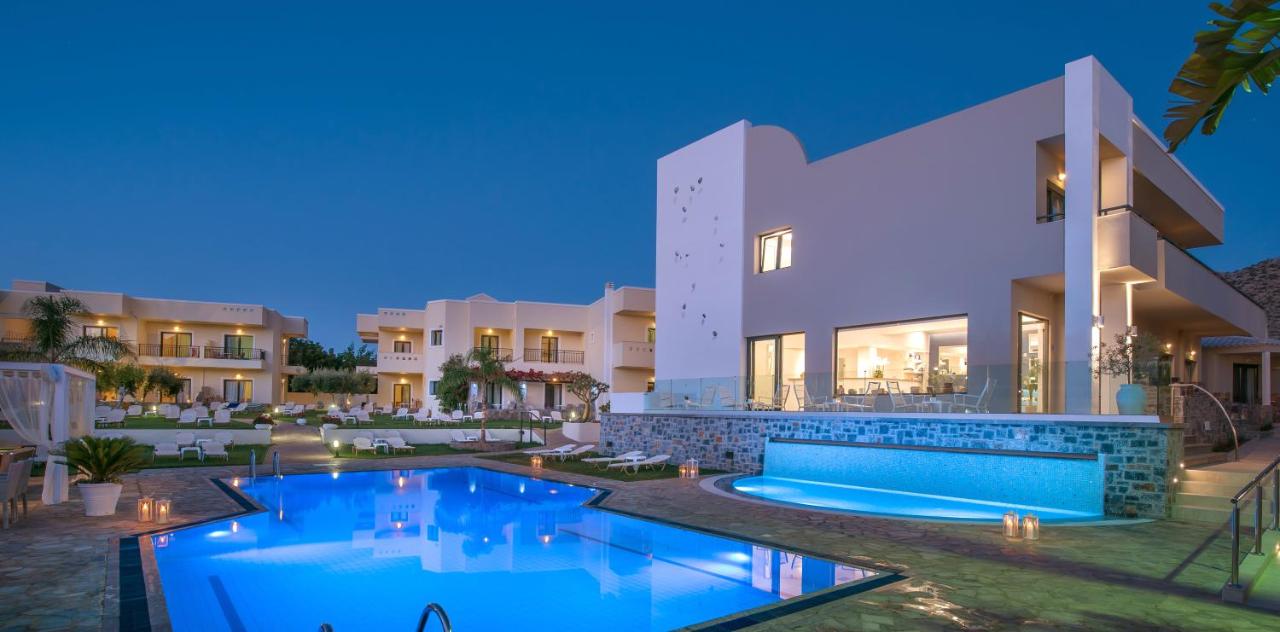 een villa met een zwembad 's nachts bij Kristalli Hotel Apartments in Malia