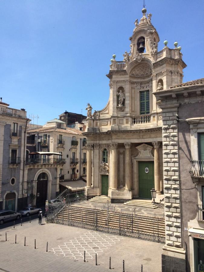 een groot gebouw met een groene deur in een stad bij La Collegiata Guest House in Catania