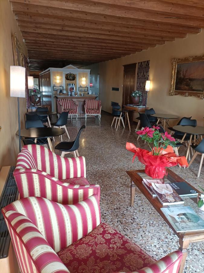 een woonkamer met twee banken en een tafel bij Locanda Ai Santi Apostoli Sul Canal Grande - Ferretti Hotels Collection i