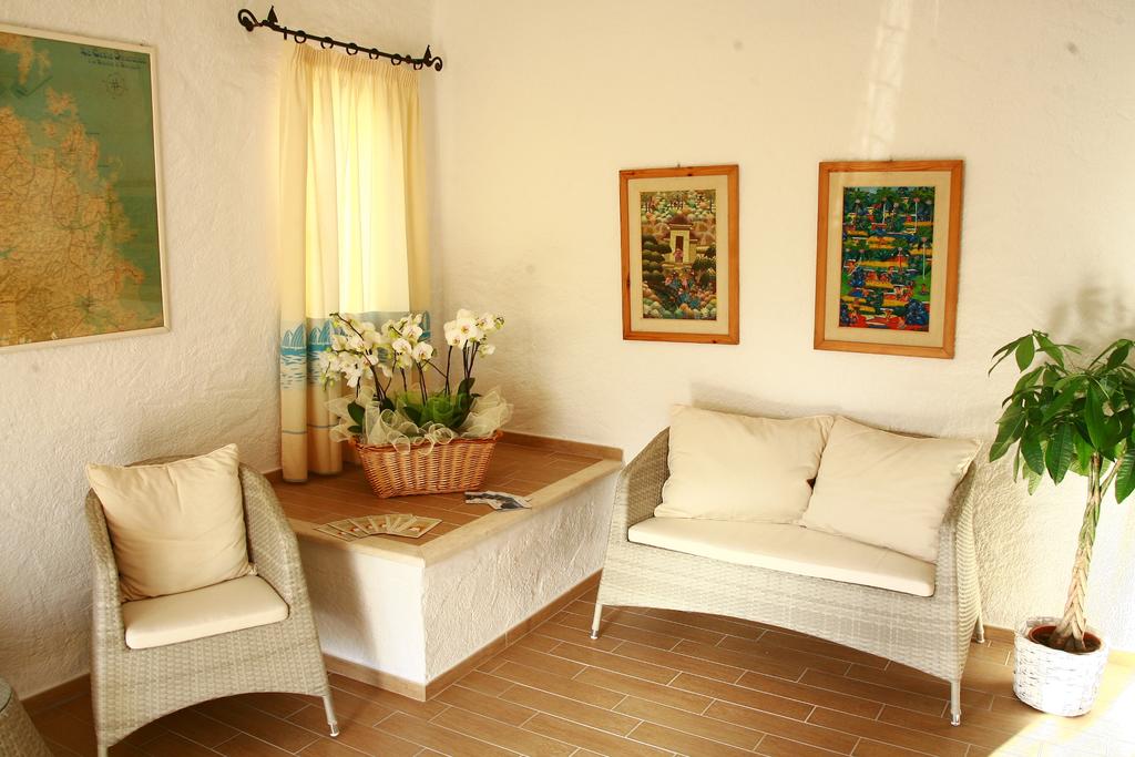 Relaxruimte met ligbedden — Hotel Mare Blue
