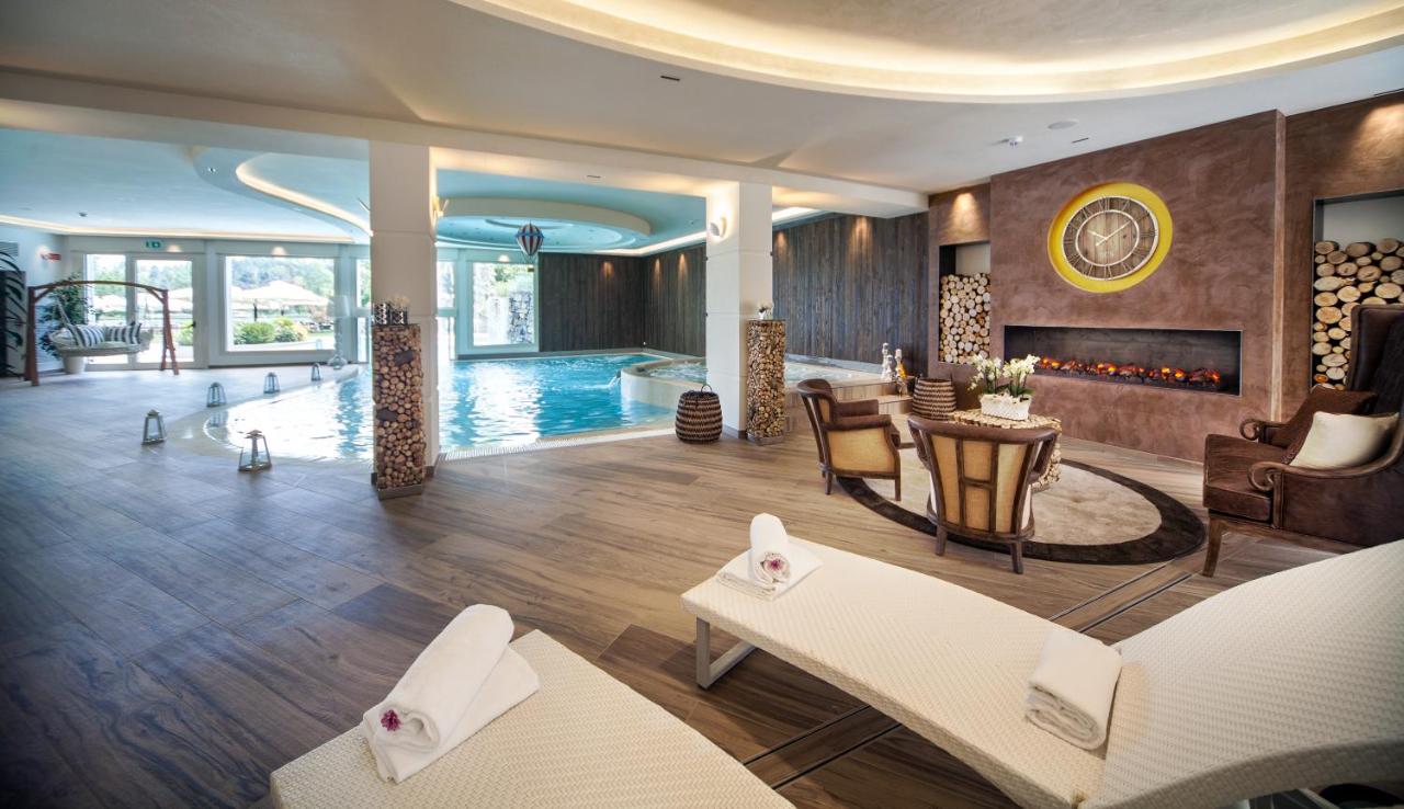 een woonkamer met een zwembad en een open haard bij Hotel Miramonti in Bagno di Romagna +61 foto's