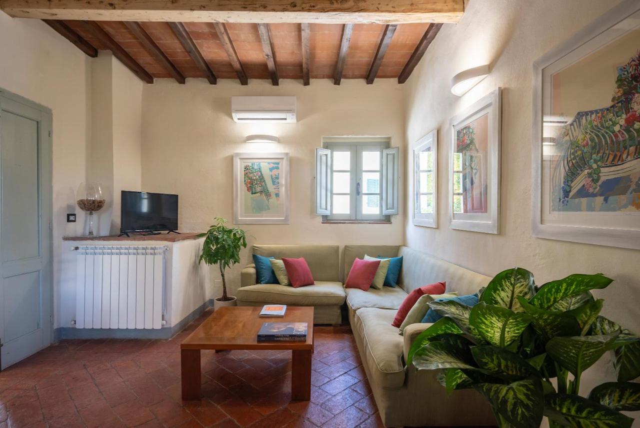 een woonkamer met een bank en een tafel bij Agriturismo Bio Fattoria Bacio in Certaldo +246 foto's