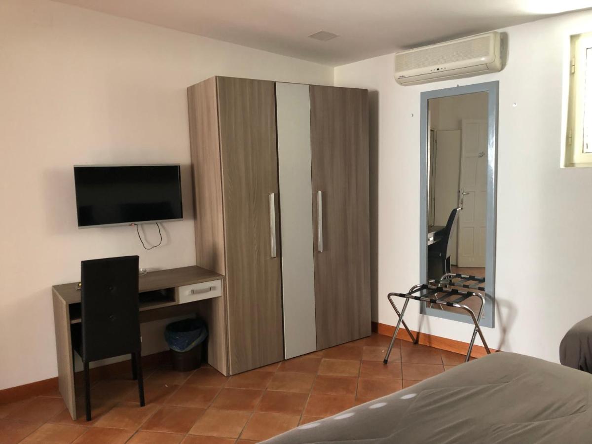 een slaapkamer met een grote houten kast met een televisie bij Hotel Nettuno in Napels