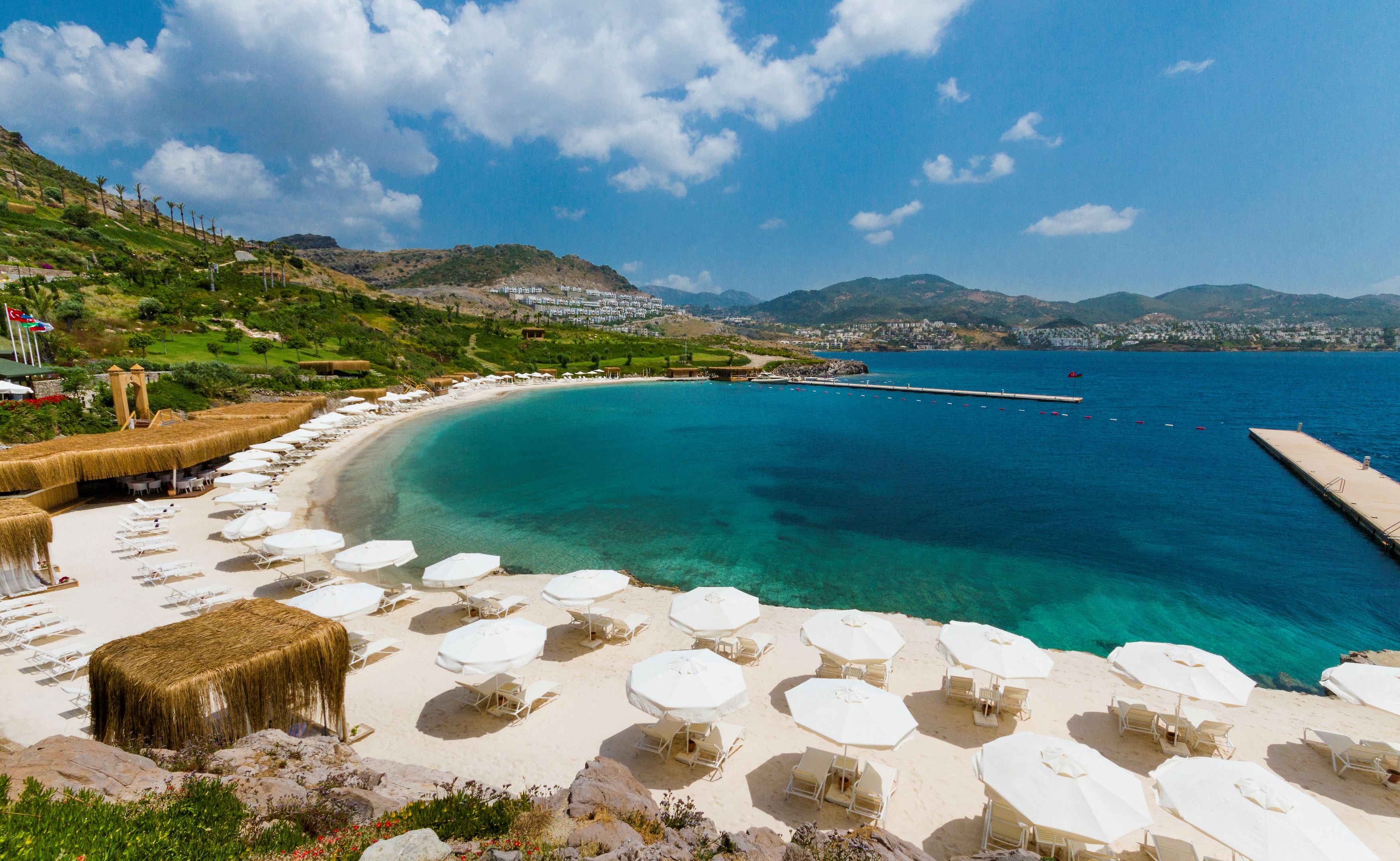 Wit zandstrand met turquoise water — PalmaLife Resort & Spa Bodrum Yalikavak