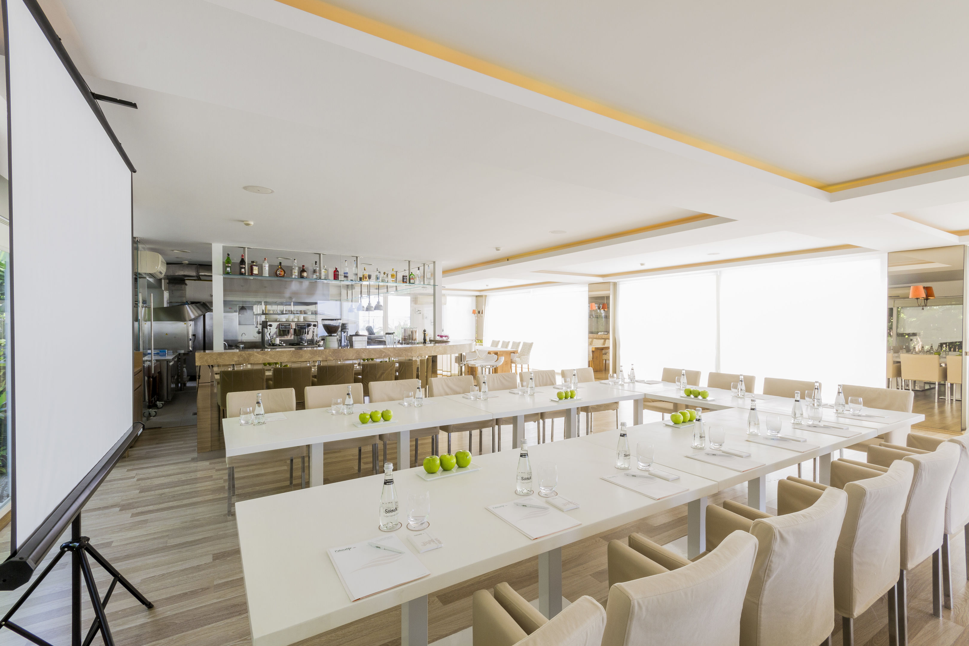 Restaurant met gedekte tafels — PalmaLife Resort & Spa Bodrum Yalikavak