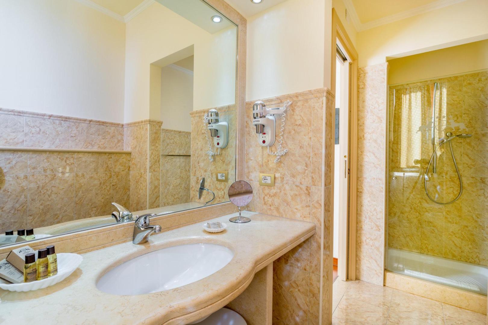 Badkamer met ligbad — Hotel Panorama