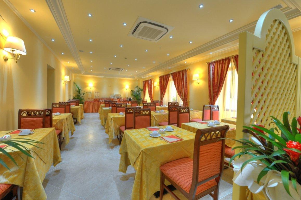 Restaurant met gedekte tafels — Hotel Panorama
